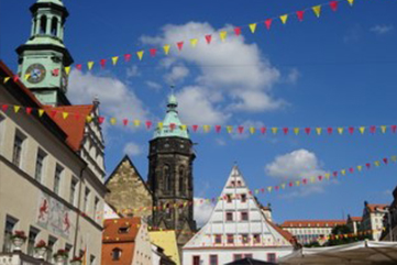 Zeigt die Stadt Pirna und den Kirchturm